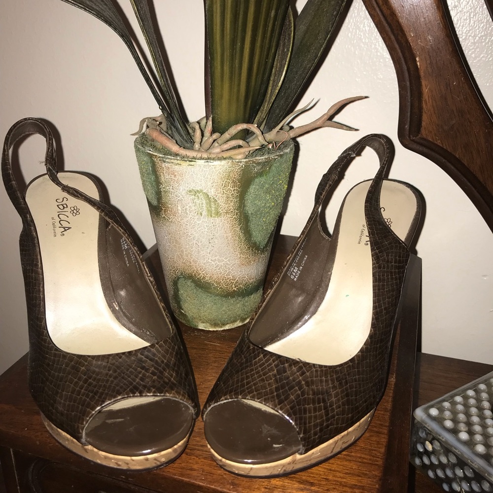 Brown snakeskin cork wedge
